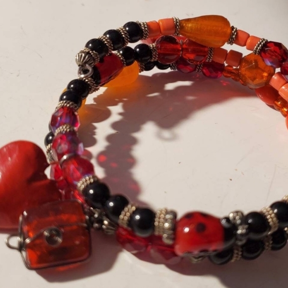 Red Glass Red Heart Ladybug Black Bead Orange Design Memory Wire Bracelet - Picture 6 of 6